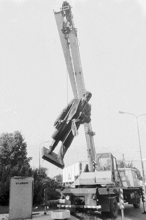 Michal Hanko, Odstraňovanie sochy V. I. Lenina spred budovy OV KSS v Lučenci, máj 1990. Súkromný majetok